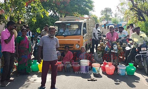 குடிநீர் வழங்காததை கண்டித்து காலி குடங்களுடன் பெண்கள் மறியல்