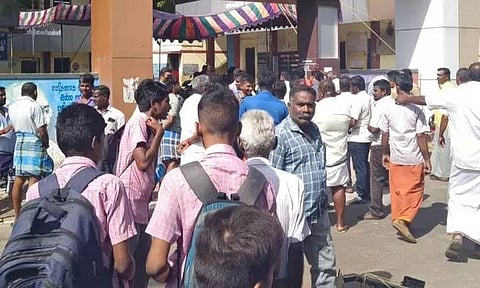 மாணவர்கள் வகுப்பை புறக்கணித்து போராட்டம்