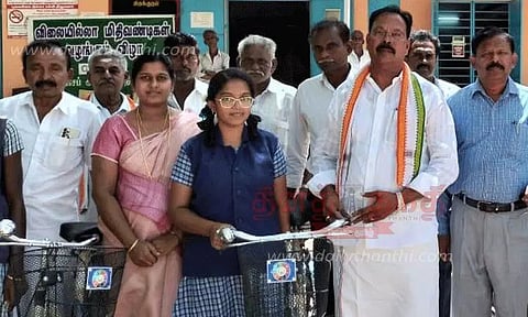 பள்ளிகளில் 164 மாணவர்களுக்கு இலவச சைக்கிள்