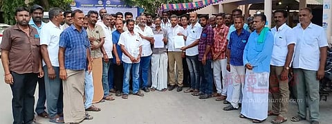 கிராமத்தில் அமைதியை சீர்குலைப்பவர் மீது நடவடிக்கைகலெக்டரிடம் பொதுமக்கள் மனு