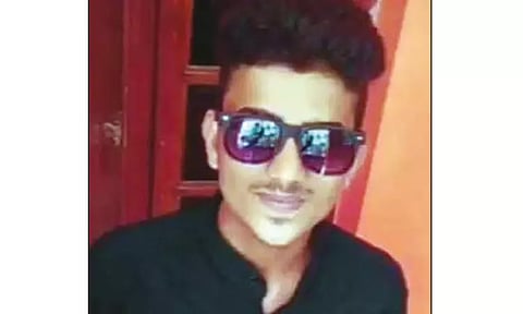 அரக்கோணத்தில் பயங்கரம் ரெயில் நிலையம் அருகே சென்னை வாலிபர் வெட்டிக் கொலை