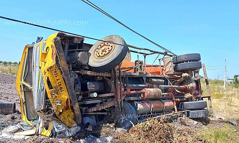 மின் கம்பத்தில் மோதி லாரி கவிழ்ந்தது; டிரைவர் பலி