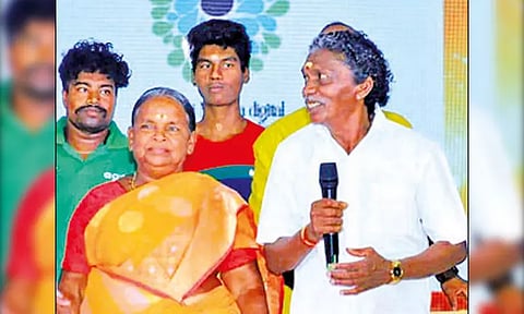 'கிரிக்கெட் வீரர் டோனி எங்களை பார்க்க வருகிறார்' - பொம்மன்-பெள்ளி தம்பதி தகவல்