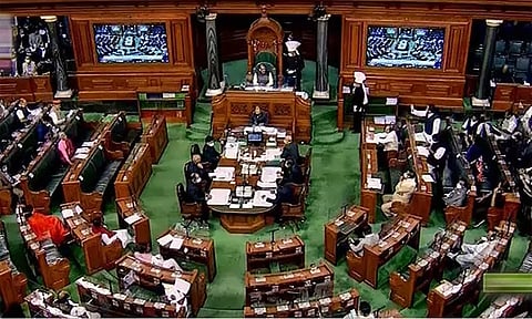 எதிர்க்கட்சிகள் அமளி: மக்களவை 12 மணி வரை ஒத்திவைப்பு