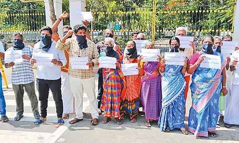 கலெக்டர் அலுவலகம் முன்பு பட்டா வழங்க கோரி பொதுமக்கள் ஆர்ப்பாட்டம்