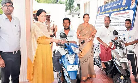 காஞ்சீபுரத்தில் நடைபெற்ற மக்கள் குறைதீர்க்கும் நாள் கூட்டத்தில் மாற்றுத்திறனாளிகளுக்கு நலத்திட்ட உதவிகள்