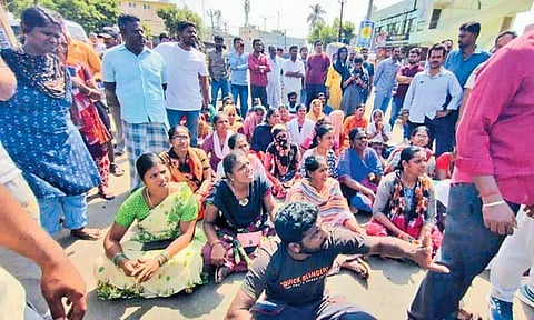 குன்றத்தூர் அருகே தனியார் பள்ளி வகுப்பறையில் மேற்கூரை சிமெண்டு பூச்சு பெயர்ந்து மாணவர்கள் மீது விழுந்ததால் பெற்றோர்கள் ஆர்ப்பாட்டம்