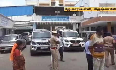 ஓசூர் அருகே பட்டாசு குடோனில் அதிகாரிகள் ஆய்வு செய்தபோது வெடி விபத்து - 3 பேர் படுகாயம்