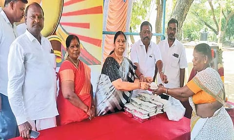 கருணாநிதி நினைவு நாளையொட்டி பரனூர் அரசு தொழு நோயாளிகளுக்கு அன்னதானம்