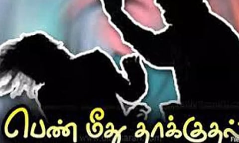 தூத்துக்குடியில் காருக்கு வழிவிடாமல் சென்றதாக கூறி சகோதரிகள் மீது தாக்குதல்
