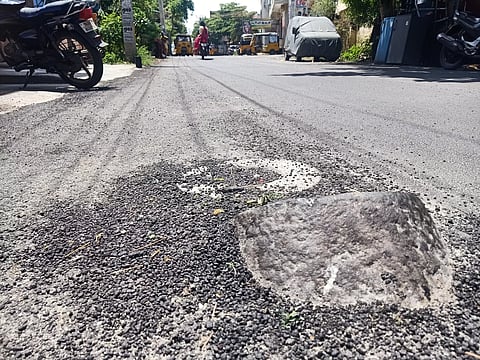 தேனியில் ஆட்டு உரல்களை அகற்றாமல் தார்சாலை அமைத்த அவலம்