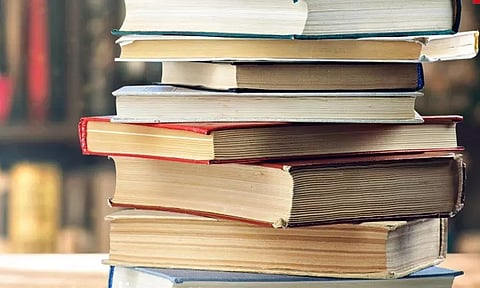 பாடப்புத்தகம் வழங்காததால் மாணவிகள் அவதி