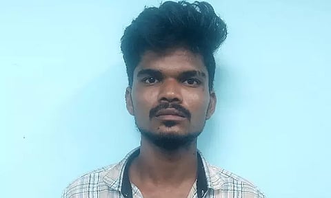 கல்லூரி பேராசிரியையிடம் 2 பவுன் சங்கிலி பறிப்பு