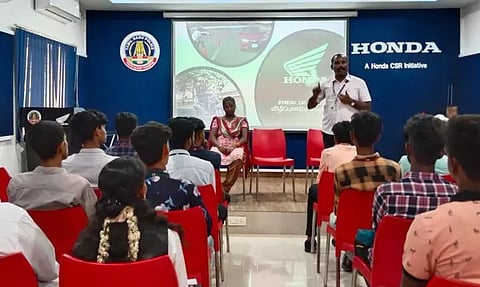 சாலை போக்குவரத்து விதிமுறைகள் குறித்த விழிப்புணர்வு நிகழ்ச்சி