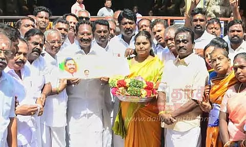 அ.தி.மு.க. மாநாடு அழைப்பிதழை கோவிலில் வைத்து பூஜை