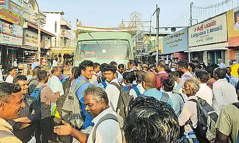 குறித்த நேரத்தில் அரசு பஸ்கள் இயக்கப்படாததால் பயணிகள் திடீர் போராட்டம்