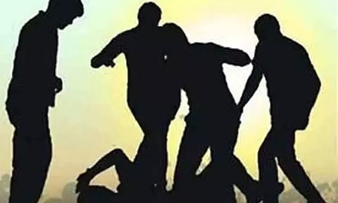 கோவில் திருவிழாவில் இரு தரப்பினரிடையே தகராறு வாலிபருக்கு அடி-உதை