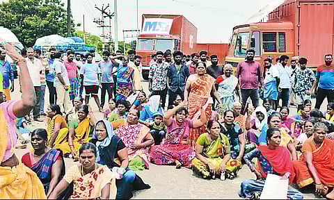 தி.மு.க. பிரமுகர் கொலை வழக்கில் குற்றவாளிகளை கைது செய்ய வலியுறுத்தி உறவினர்கள் சாலை மறியல்