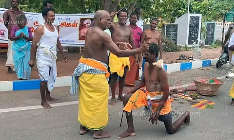 கலெக்டர் அலுவலகம் முன்பு குருமன்ஸ் மக்கள் சார்பில் கலாசார நிகழ்ச்சி