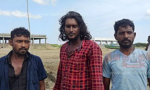 படகு பழுதாகி நடுக்கடலில் தத்தளித்த இலங்கை மீனவர்கள் 3 பேர் மீட்பு