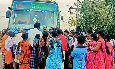 கயத்தாறு அருகே அரசு பஸ்சை சிறைபிடித்துகிராம மக்கள் போராட்டம்