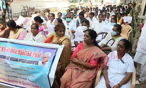 பணியை புறக்கணித்து நர்சுகள் வெளிநடப்பு