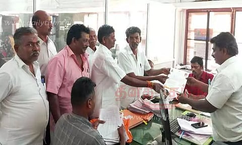 கண்மாயில் அளவுக்கு அதிகமாக மண் அள்ளுவதை தடுக்க வேண்டும்; தாலுகா அலுவலகத்தில் கோரிக்கை மனு