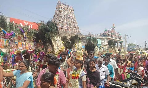 ஆலிச்சிக்குடிசுப்பிரமணியர் கோவிலில் ஆடி கிருத்திகை விழாபக்தர்கள் காவடி எடுத்து நேர்த்திக்கடன்