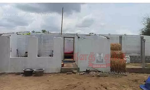 சூறைக்காற்றில் வீட்டின் மேற்கூரை சேதம்