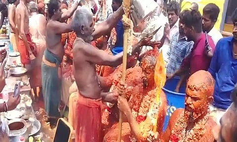 பக்தர்களுக்கு மிளகாய் பொடி கரைசல் அபிஷேகம்