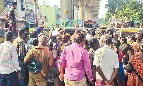 பள்ளி முன்பு பஸ் நிழற்குடை அமைக்க எதிர்ப்பு - பொதுமக்கள் சாலை மறியல்