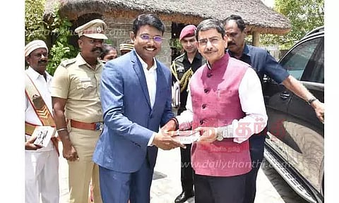 கவர்னரை வரவேற்ற கலெக்டர்