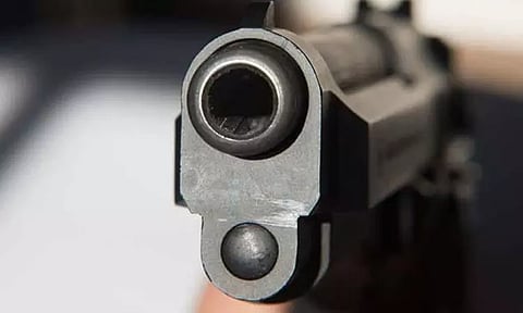 கணவருடன் தகாத உறவு...! தங்கையின் முகத்தில் துப்பாக்கியால் சுட்ட அக்காள்...!