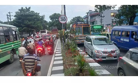 வேகத்தடை அமைக்கும் பணியால் கடும் போக்குவரத்து நெரிசல்