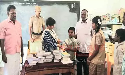 மாணவ-மாணவிகளுக்கு புத்தகங்கள் வழங்கிய கலெக்டர்
