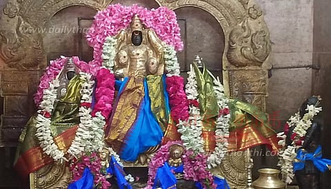 சனி பகவானுக்கு சிறப்பு அபிஷேகம்