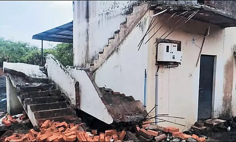 தாம்பரம் அருகே மழைக்கு ஒதுங்கியபோது சோகம் மாடி படிக்கட்டு இடிந்து விழுந்து 2 கல்லூரி மாணவர்கள் பலி