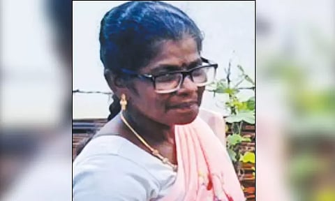 ரூ.1,800 லஞ்சம் வாங்கிய பெண் அதிகாரி கைது