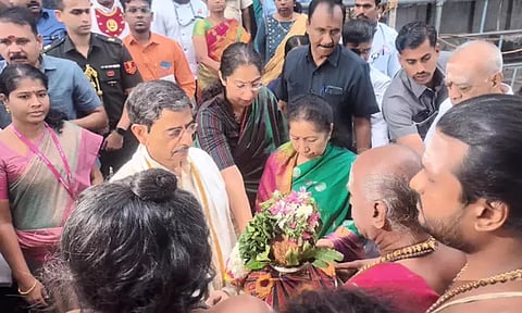 திருவண்ணாமலை அண்ணாமலையார் கோவிலில் கவர்னர் ஆர்.என்.ரவி குடும்பத்துடன் சாமி தரிசனம்..!