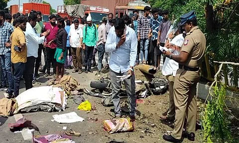 செங்கல்பட்டு: சாலையை கடக்க முயன்றவர்கள் மீது லாரி மோதியதில் 4 பேர் உயிரிழப்பு..!