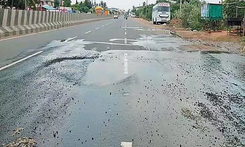 படப்பை அருகே குடிநீர் குழாய் உடைந்து சாலை சேதம்; வாகன ஓட்டிகள் அவதி