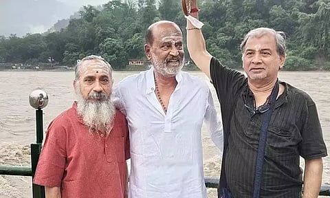 இமயமலை பயணம்: குருக்களை சந்தித்து ஆசீர்வாதம் பெற்ற ரஜினிகாந்த்...!