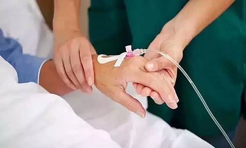 பள்ளிக்கு அருகில் எரிவாயு கசிவு: 24 மாணவர்கள் உடல்நலம் பாதிப்பு - மருத்துவமனையில் அனுமதி