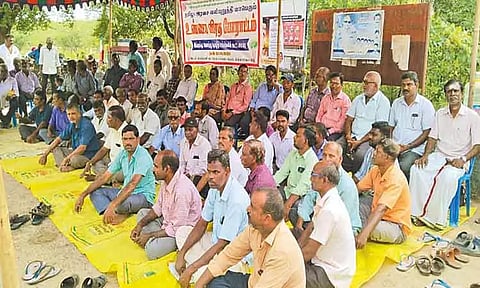 திருவாலங்காட்டில் கூட்டுறவு சர்க்கரை ஆலை முன்பு தொழிலாளர்கள் உண்ணாவிரத போராட்டம்