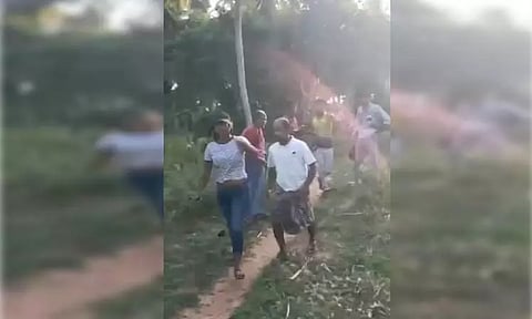 கடற்கரை பகுதியில் ஆண் நண்பர்களுடன் உல்லாசத்தில் இருந்த இளம்பெண்...! தட்டிகேட்ட பொதுமக்களை தாக்கிய சம்பவம் வைரல்...!