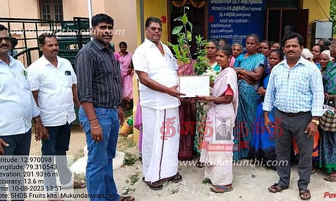 தோட்டக்கலைத்துறை சார்பில் பழக்கன்றுகள்