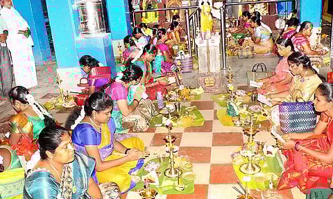 முத்துமாரியம்மன் கோவிலில் திருவிளக்கு பூஜை