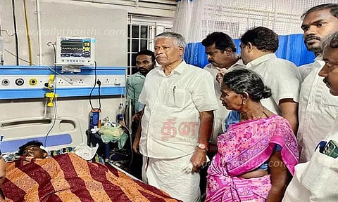 அரிவாள் வெட்டில் காயமடைந்த அண்ணன்-தங்கையிடம் கல்வி அதிகாரிகள் விசாரணை