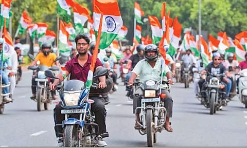 காஷ்மீரில் 400 அடி நீளமுள்ள தேசிய கொடியுடன் பேரணி