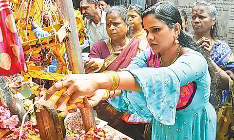 ஆடி மாத கடைசி வெள்ளிக்கிழமையையொட்டி சென்னை அம்மன் கோவில்களில் குவிந்த பக்தர்கள்